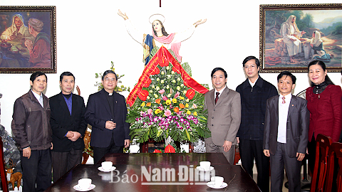 Đồng chí Trần Văn Chung, Phó Bí thư Thường trực Tỉnh ủy, Chủ tịch HĐND tỉnh chúc mừng Linh mục Vũ Thanh Cảnh, đại diện Tòa Giám mục Hà Nội tại Nam Định.