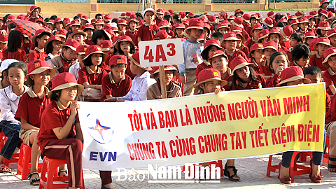 Học sinh Trường Tiểu học Chu Văn An (TP Nam Định) tuyên truyền về tiết kiệm điện. 