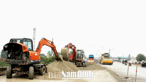 Thi công đoạn đường gom cầu Tân Phong, thuộc địa phận huyện Mỹ Lộc.