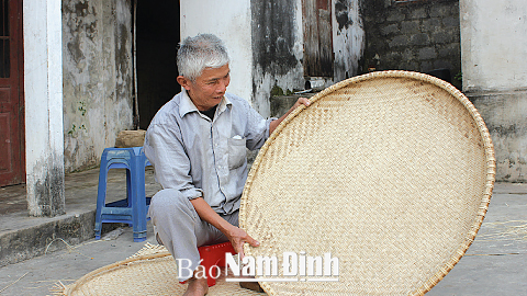 Người dân thôn Thạch Cầu, xã Nam Tiến (Nam Trực) đan các vật dụng phục vụ sinh hoạt và sản xuất nông nghiệp từ tre, mây.