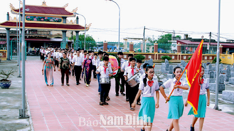 Giáo viên và học sinh Trường THCS Nghĩa Thái (Nghĩa Hưng) dâng hương tưởng niệm các Anh hùng Liệt sĩ.