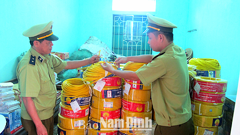 Lực lượng Quản lý thị trường thu giữ lô dây cáp điện giả nhãn hiệu Trần Phú lưu thông trên thị trường huyện Trực Ninh.