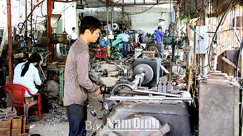 Cty TNHH Anh Khoa, xã Xuân Tiến chuyên sản xuất máy chế biến thức ăn chăn nuôi, tạo việc làm, thu nhập ổn định cho trên 30 lao động và nhiều lao động thời vụ.