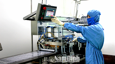 Sản xuất sản phẩm thuốc chống lao Ethambutol 400mg ở Cty CP Dược phẩm Minh Dân (KCN Hòa Xá).