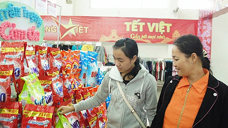 Người dân sắm sửa hàng Tết tại siêu thị Co.opmart, TP. Đà Nẵng. 