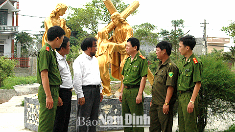 Lực lượng Cảnh sát phòng chống ma túy (Công an tỉnh) trao đổi với linh mục xứ Hoành Đông, xã Giao Thiện (Giao Thủy) về công tác phòng chống ma tuý.