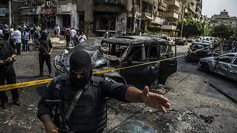 Các nhân viên an ninh Ai Cập phong tỏa hiện trường một vụ đánh bom khủng bố. Ảnh AP ------------ Xem thêm: IS nhận trách nhiệm vụ tấn công khủng bố ở thủ đô Cairo (Ai Cập), http://vietbao.vn/The-gioi/IS-nhan-trach-nhiem-vu-tan-cong-khung-bo-o-thu-do-Cairo-Ai-Cap/181467555/159/ Tin nhanh Việt Nam ra thế giới vietbao.vn