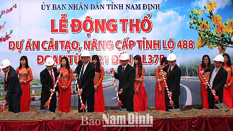 Các đồng chí lãnh đạo tỉnh thực hiện nghi lễ động thổ công trình cải tạo, nâng cấp tỉnh lộ 488 đoạn từ Quốc lộ 21 đến Quốc lộ 37B.