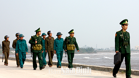 CBCS Đồn Biên phòng Ngọc Lâm phối hợp với lực lượng dân quân và Công an xã Nghĩa Phúc (Nghĩa Hưng) tuần tra, giữ gìn ANTT trên địa bàn.