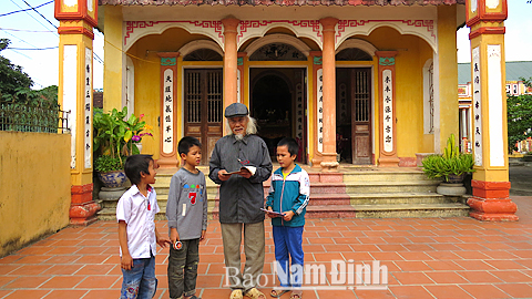 Đại diện dòng họ Bùi Hiền ở thôn Phú Lão, xã Liên Minh (Vụ Bản) giáo dục truyền thống hiếu học của dòng họ cho con em.