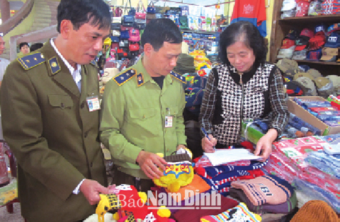 Lực lượng QLTT kiểm tra mặt hàng mũ len nghi gắn chíp điện tử gây ù tai cho người sử dụng, lưu thông trên địa bàn Thành phố Nam Định.