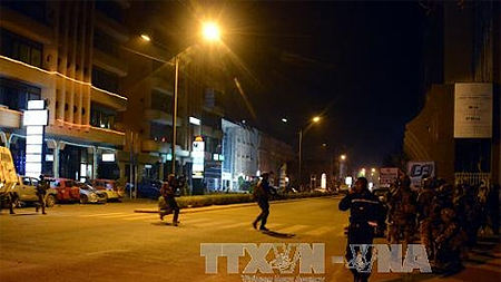 Binh sĩ Burkina Faso phong tỏa bên ngoài khách sạn Splendid và nhà hàng đối diện trong thời điểm xảy ra các vụ tấn công ở Ouagadougou đêm 15-1.