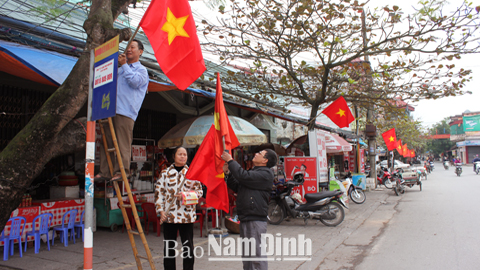 Nhân dân tổ dân phố số 9, phường Trần Đăng Ninh treo cờ Tổ quốc chào mừng Đại hội (ảnh 3); Đường Trường Chinh (ảnh 4); Công nhân Cty TNHH một thành viên Đô thị Nam Định chăm sóc bồn hoa trên đường Phù Nghĩa (ảnh 5). Ảnh: Nhóm pv thời sự