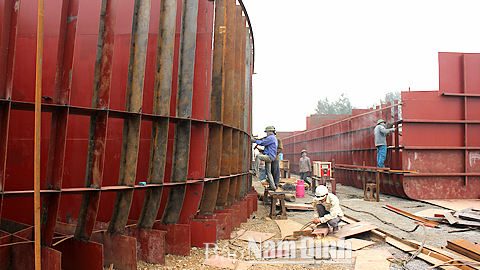 Đóng tàu pha sông biển tại Cty TNHH một thành viên Sản xuất Thương mại Đức Chiến, xã Nghĩa Sơn (Nghĩa Hưng).