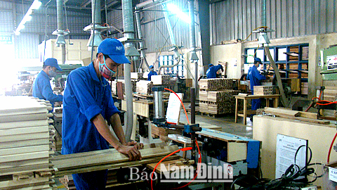 Sản xuất hàng xuất khẩu tại Cty CP Lâm sản Nam Định.