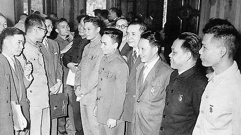 Các đại biểu hai miền Nam - Bắc của Quốc hội khóa II bên lề kỳ họp thứ 4, Quốc hội khóa II, tháng 4-1962. Ảnh: Tư liệu