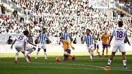 Messi (áo vàng ở giữa) ghi bàn thắng ấn định tỷ số 2-1 cho Barcelona. (ảnh: Reuters)