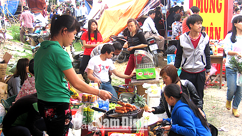 ATTP tại lễ hội còn tiềm ẩn nhiều bất ổn (Ảnh chụp tại chợ Viềng Xuân Vụ Bản 2015).