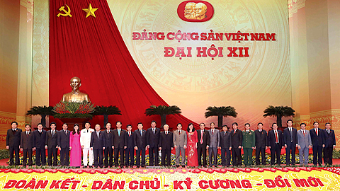 Đoàn đại biểu Đảng bộ tỉnh Nam Định chụp ảnh lưu niệm với các đồng chí lãnh đạo Đảng, Nhà nước. Ảnh: TTXVN