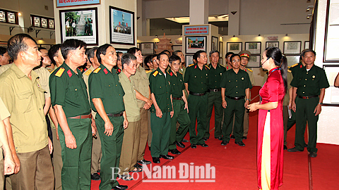 Cán bộ, hội viên Hội CCB Thành phố Nam Định tham quan triển lãm trưng bày về Hoàng Sa, Trường Sa tại Bảo tàng tỉnh.