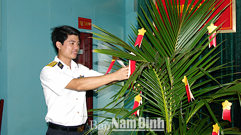 Chiến sĩ nhà giàn DK1 trang trí cây hoa dân chủ, chuẩn bị đón Xuân Bính Thân 2016.