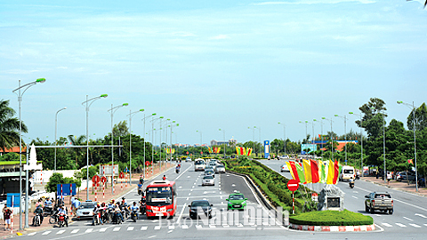 Giao thông phát triển, tạo điều kiện cho nhân dân lưu thông, phát triển kinh tế - xã hội (Ảnh chụp tại tuyến Quốc lộ 21B Nam Định - Phủ Lý, thuộc địa bàn Thành phố Nam Định).