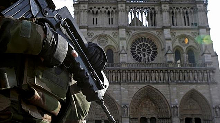 Binh sĩ Pháp tuần tra trước Nhà thờ Đức Bà tại Paris ngày 24-12-2015. (Ảnh: Reuters)