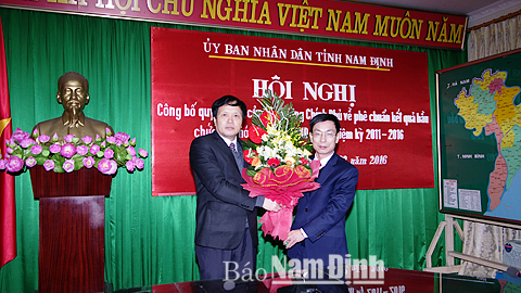 Đồng chí Phạm Đình Nghị, Phó Bí thư Tỉnh ủy, Chủ tịch UBND tỉnh tặng hoa chúc mừng đồng chí Ngô Gia Tự, Ủy viên Ban TVTU, Phó Chủ tịch UBND tỉnh.