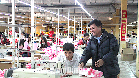 Đảng viên Trần Huy Túc, Giám đốc Cty CP May 4 (Tổng Cty CP Dệt may Nam Định) kiểm tra sản xuất tại Nhà máy May Trần Phú.