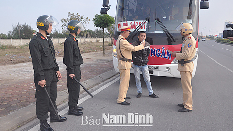 Cảnh sát giao thông (Công an tỉnh) kiểm tra nồng độ cồn của lái xe trên tuyến Quốc lộ 21B, địa phận Thành phố Nam Định.