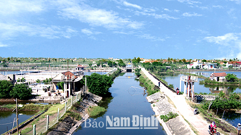 Vùng đất chuyển đổi từ ruộng lúa kém hiệu quả sang nuôi trồng thủy sản ở Nam Điền (Nghĩa Hưng).