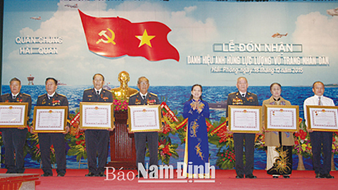Ghi nhận những thành tích trong kháng chiến chống Mỹ cứu nước, ông Trần Xuân Hỗ (thứ 2 từ trái sang), ông Phan Hải Hồ (thân nhân của ông thứ 2 từ phải sang) đã vinh dự được Đảng, Nhà nước phong tặng danh hiệu Anh hùng LLVTND.