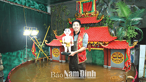 Mô hình sân khấu rối nước thu nhỏ tại nhà riêng của nghệ sĩ Phan Thanh Liêm.