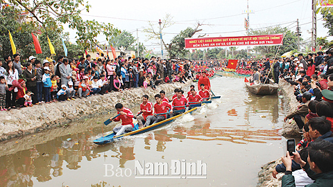 Bơi chải trong lễ hội truyền thống đền An Cư, xã Xuân Vinh (Xuân Trường).