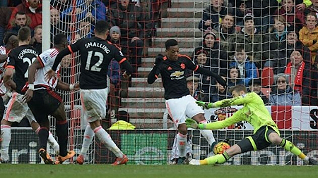 Thủ môn De Gea (áo xanh) không cứu cho M.U khỏi trận thua trước Sunderland.