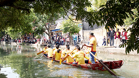 Bơi chải đầu Xuân tại xã Phương Định (Trực Ninh).