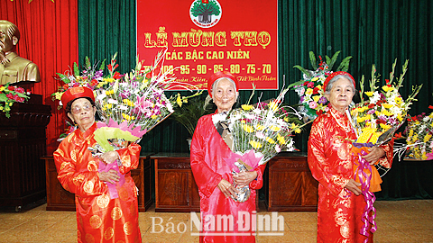 Hội viên NCT xã Xuân Kiên (Xuân Trường) trong ngày lễ mừng thọ đầu Xuân Bính Thân 2016.