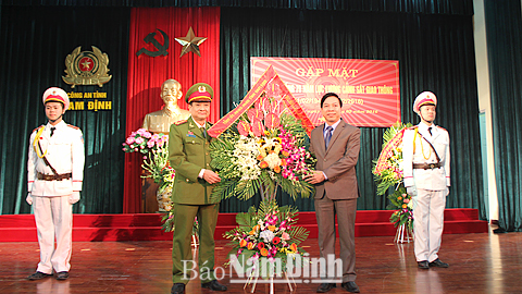 Đồng chí Trần Văn Chung, Phó Bí thư Thường trực Tỉnh ủy, Chủ tịch HĐND tỉnh tặng hoa chúc mừng ngành Công an tại lễ kỷ niệm 70 năm Ngày truyền thống lực lượng Cảnh sát giao thông.