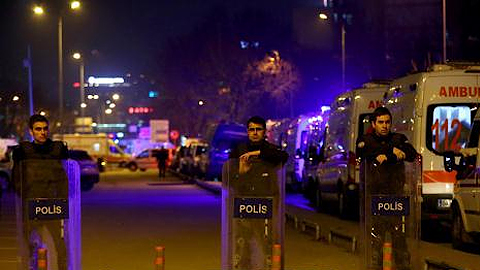 Cảnh sát Thổ Nhĩ Kỳ phong tỏa tại hiện trường sau vụ tấn công. Ảnh: AFP/TTXVN
