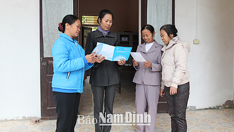 Cộng tác viên dân số xã Yên Khánh (Ý Yên) trao đổi kinh nghiệm công tác truyền thông.