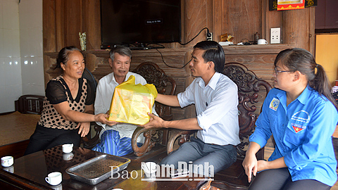 Lãnh đạo xã Xuân Trung đến thăm hỏi, tặng quà ông Trần Duy Dần, thương binh nặng (mất sức khỏe 81%), ở xóm 3, Xuân Trung.