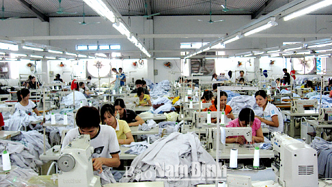 Sản xuất trang phục tại Doanh nghiệp tư nhân Phương Lan, xã Yên Trị (Ý Yên).