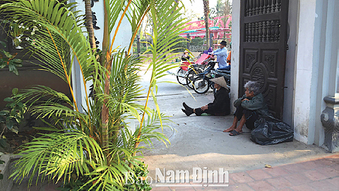 Cổng Chùa Vọng Cung (TP Nam Định) là nơi tập trung của rất nhiều người ăn xin.