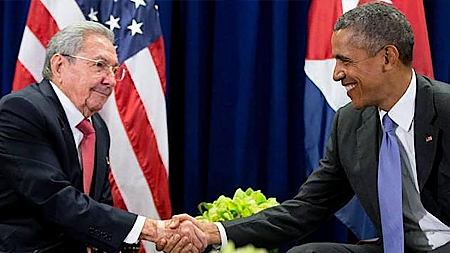 Tổng thống Mỹ Barack Obama (bên phải) bắt tay Chủ tịch Cuba Raul Castro trước cuộc họp song phương diễn ra ngày 29-9-2015 tại trụ sở LHQ. (Ảnh: AP)