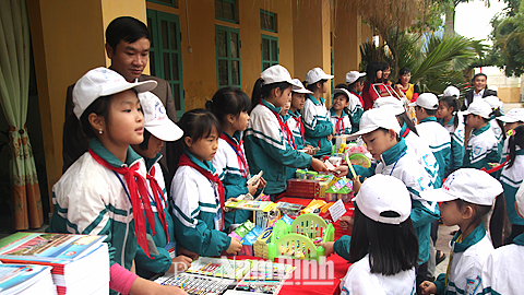 Học sinh Trường THCS Giao Xuân (Giao Thủy) trong một buổi sinh hoạt giới thiệu sách tại trường.