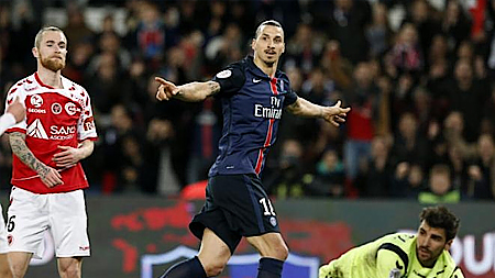 Tiền đạo Ibrahimovic đóng góp 2 bàn thắng vào chiến thắng 4-1 của Paris Saint Germain trước Reims. (Ảnh: Yahoo.com).