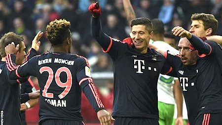 Lewandowski ghi bàn thắng ấn định tỷ số 2-0 cho Bayern Munich. (Ảnh: Reuters).