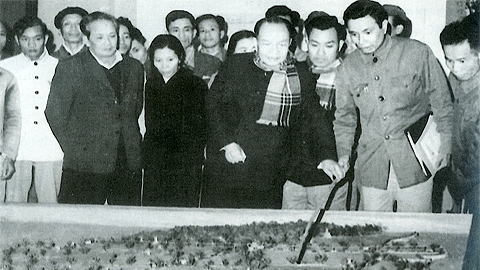 Chủ tịch Quốc hội Trường Chinh xem sa bàn về phát triển kinh tế của tỉnh Nam Hà, trưng bày tại triển lãm nhân dịp Đại hội đại biểu Đảng bộ tỉnh Nam Hà lần thứ II, năm 1972.