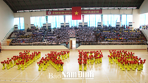 Chương trình đồng diễn nghệ thuật trong Lễ khai mạc Hội khoẻ Phù Đổng Thành phố Nam Định lần thứ IX năm 2016.