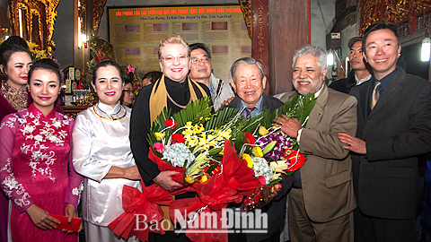 Các vị Đại sứ nước ngoài tại Việt Nam chụp ảnh cùng thanh đồng Trần Thị Huệ (thứ 2 từ trái sang) sau khi kết thúc chương trình biểu diễn, giới thiệu Nghi lễ Chầu văn.